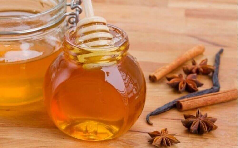 Ανοίξετε το χρώμα των μαλλιών με μέλι