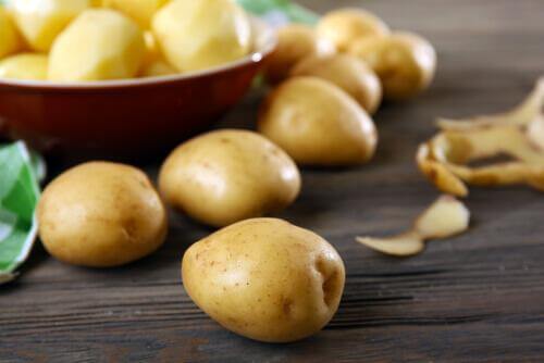 πατάτες με φλούδα και πατάτες χωρίς φλούδα σε πιάτο