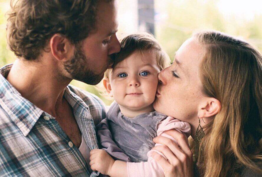 Συνέπειες του να τσακώνεστε μπροστά στο παιδί σας- Γονείς φιλούν το παιδί τους