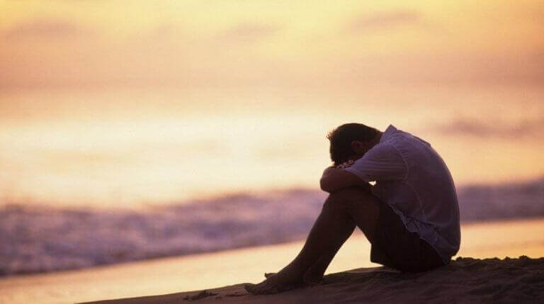 άντρας στο ηλιοβασίλεμα- Πνευματικά εργαλεία κατά της κατάθλιψης
