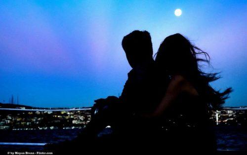 Πώς επηρεάζει το φεγγάρι τους ανθρώπους - Ζευγάρι υπό το φως του φεγγαριού