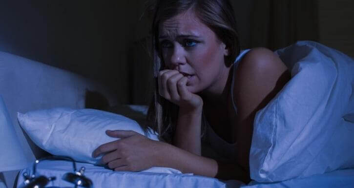 γυναίκα στο κρεβάτι που δεν κοιμάται- κρίσεις πανικού