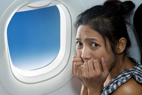 γυναίκα σε παράθυρο αεροπλάνου- κρίσεις πανικού