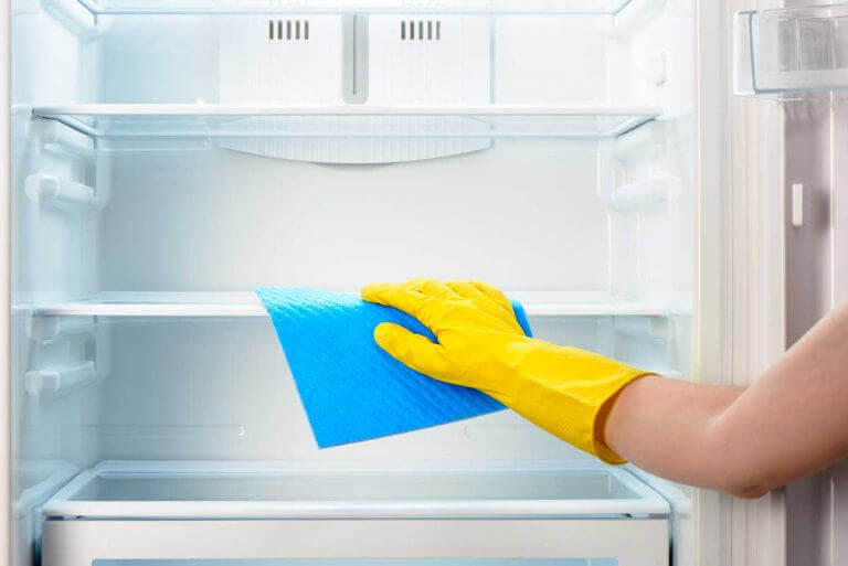 Δυσάρεστες οσμές - Γυναίκα καθαρίζει ψυγείο