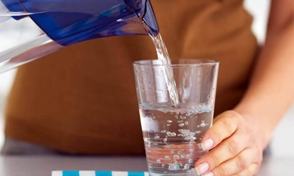 Βελτιώστε την υγεία σας πίνοντας περισσότερο νερό κάθε μέρα