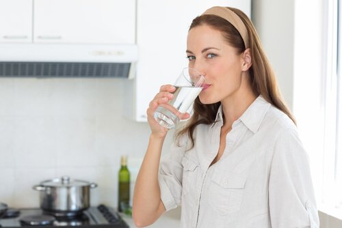 Βελτιώστε την υγεία σας πίνοντας περισσότερο νερό κάθε μέρα