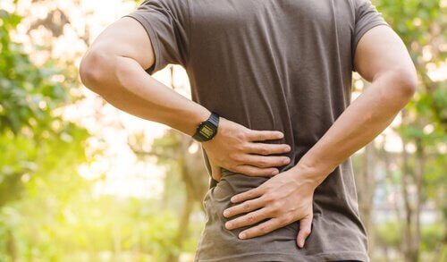 Πιθανές αιτίες για τον πόνο στην πλάτη - Άνδρας με πόνο στην πλάτη