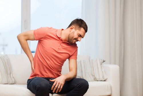 6 πιθανές αιτίες για τον πόνο στην πλάτη