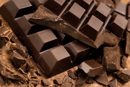 μαύρη σοκολάτα, απότα τρόφιμα που πρέπει να αποφεύγετε πριν πέσετε για ύπνο