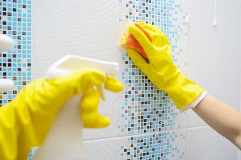 καθαρισμός τοίχου - απολυμάνετε το μπάνιο