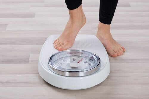 Συμβουλές για να μειώσετε την κακή χοληστερόλη - Γυναίκα ζυγίζεται