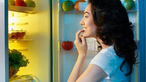νυχτερινές συνήθειες που προσθέτουν κιλά- γυναικα σε ψυγείο