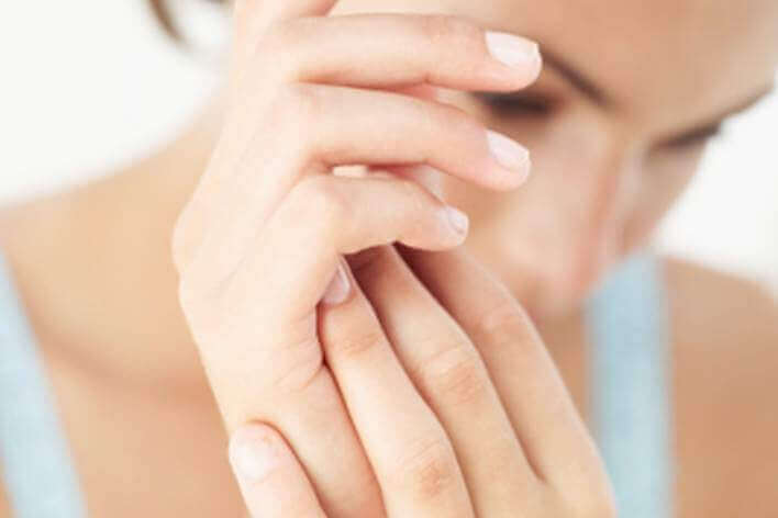 6 ασκήσεις για την πρόληψη των ενοχλήσεων στα χέρια γυναίκα που δείχνει τα χέρια της