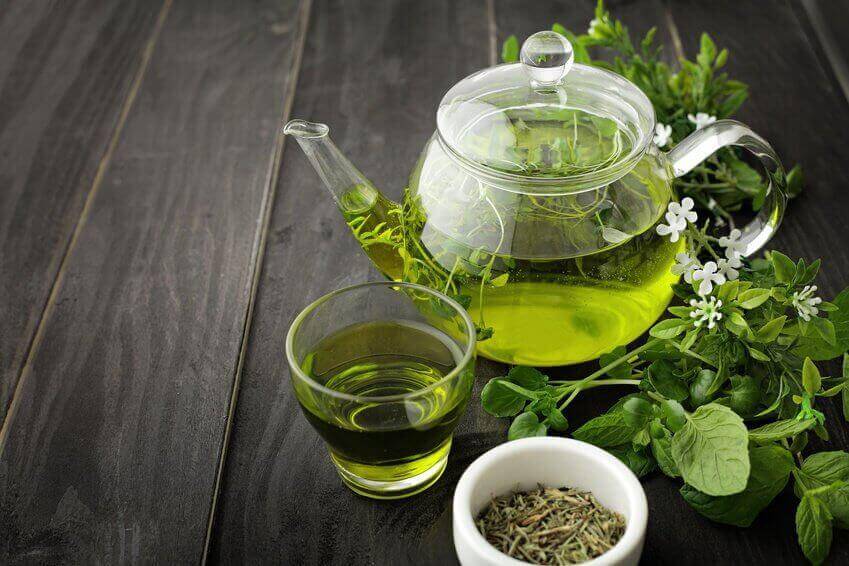 φυσικά προϊόντα για να διαχειριστείτε την εμμηνόπαυση πράσινο τσάι σε γυάλινη κανάτα