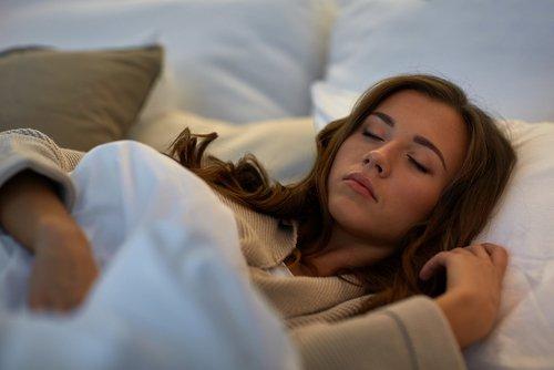 Πώς να καταπολεμήσετε την αϋπνία - Γυναίκα κοιμάται