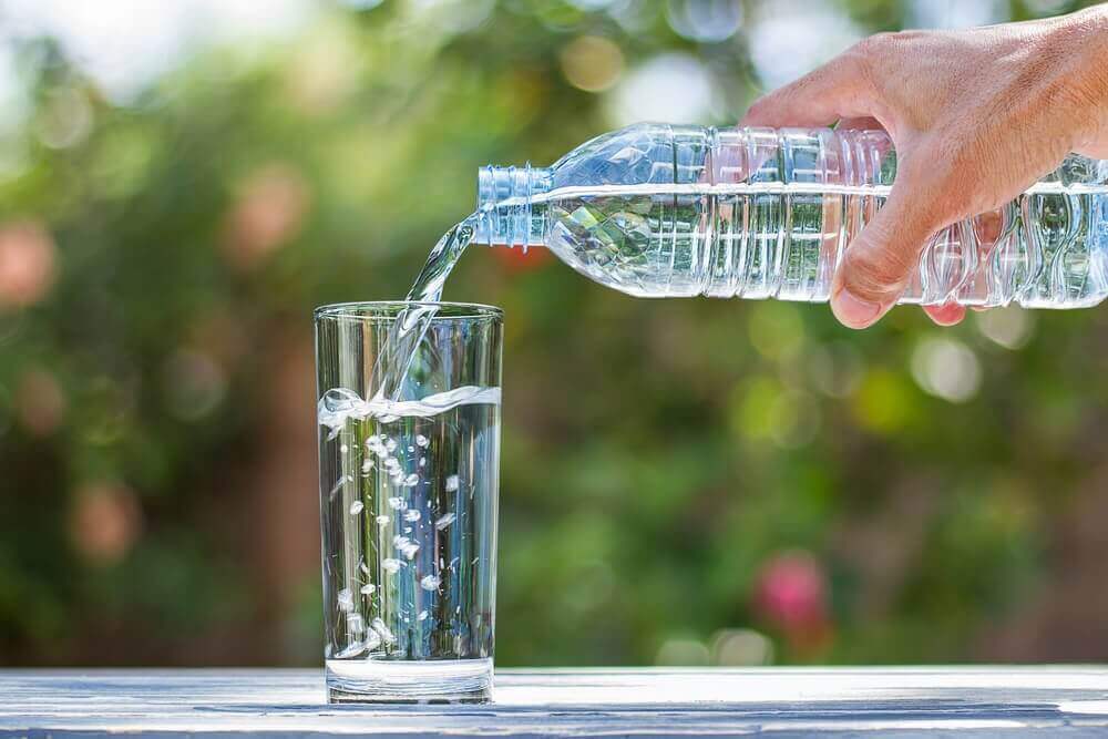νερο σε ποτηρι -απαλλαγείτε από τις αιμορροΐδες