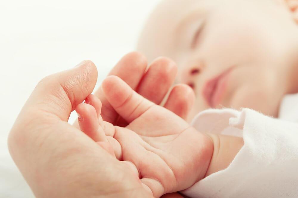 μωρό που κοιμάται και δαχτυλάκια σε παλάμη