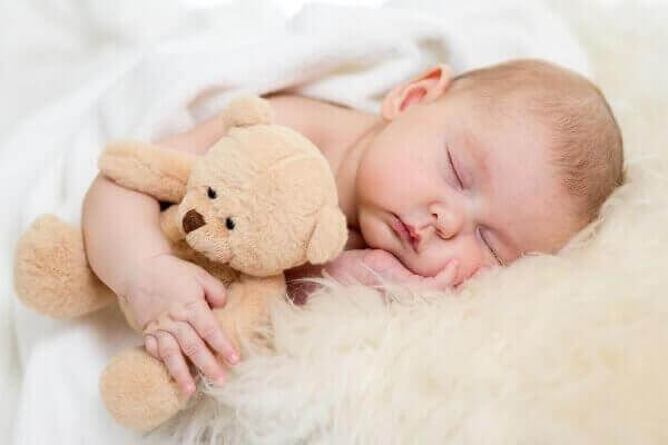 μωρό που κοιμάται με αρκουδάκι- ποτέ με ένα βρέφος