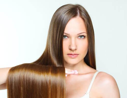 9 κόλπα για να λούζετε τα μαλλιά σας λιγότερο!