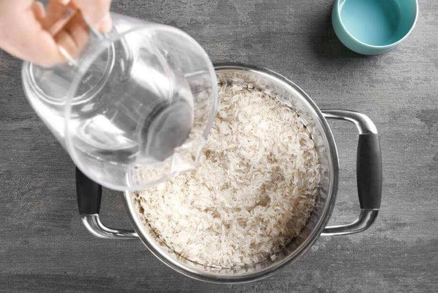 κινέζικο ρύζι σε κατσαρόλα με νερό 
