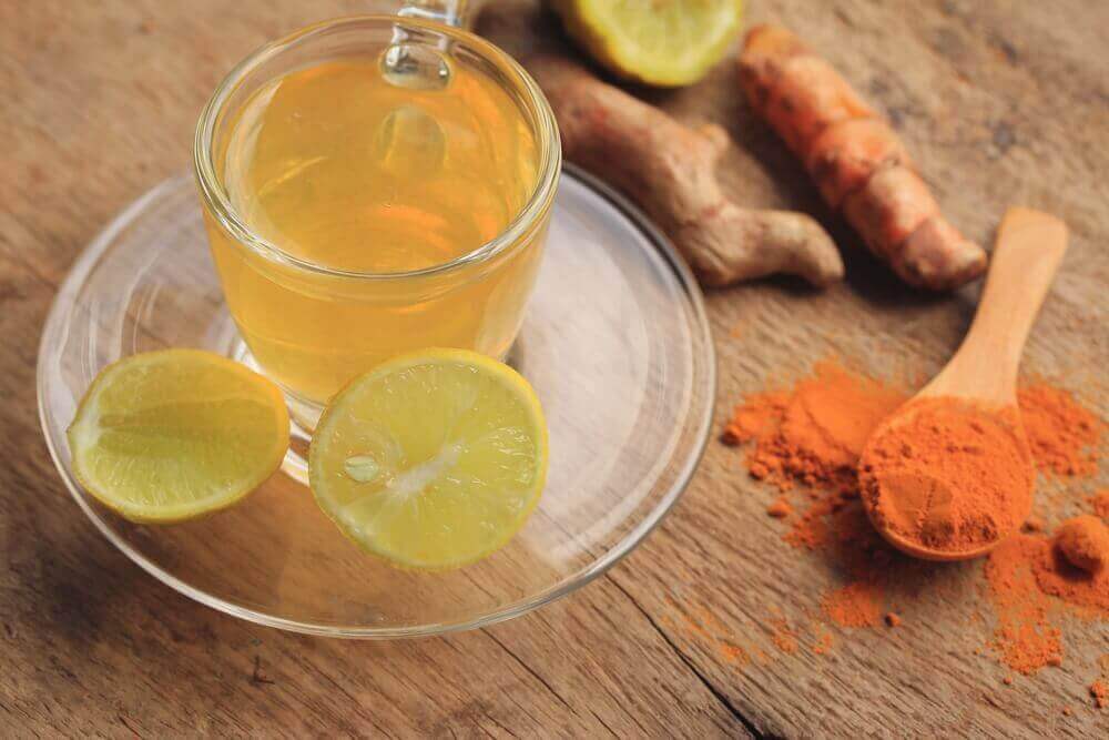 6 φυσικές θεραπείες για την αποτοξίνωση του λεμφικού συστήματος τσάι με λεμόνι και κουρκουμά