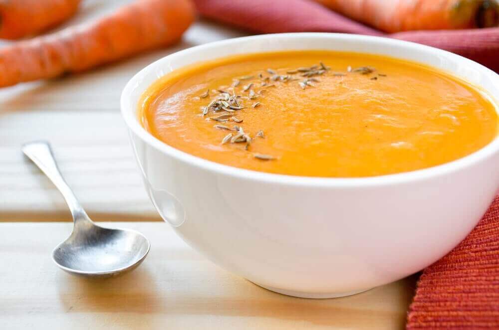 Συνταγές με κουρκουμά για αδυνάτισμα σούπα με κρέμα καρότου σε πήλινο μπολ