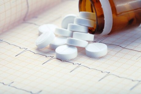 χάπια πάνω σε καρδιογράφημα- δύναμη της ασπιρίνης