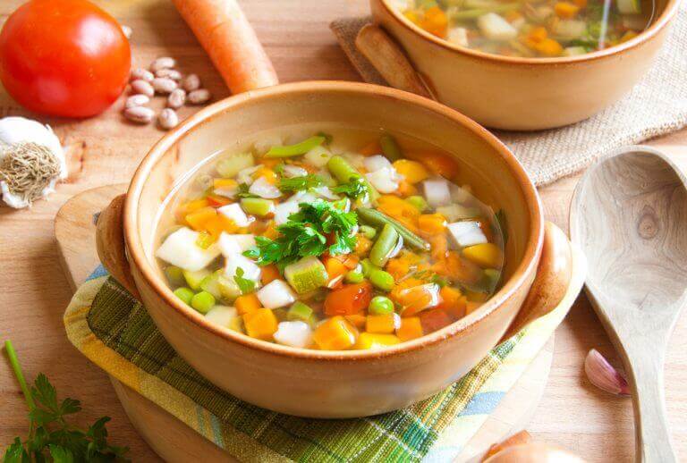 σούπα με λαχανικά σε πήλινο πιάτο, χαμόν serrano