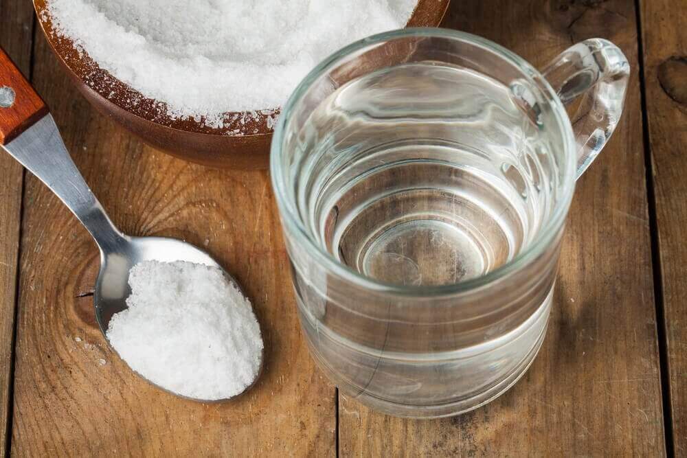 Ξηρές φτέρνες - Νερό σε ποτήρι και μαγειρική σόδα