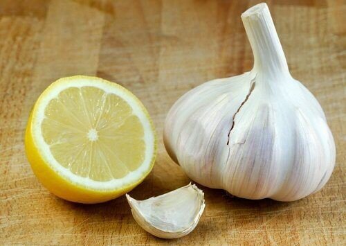6 φυσικές θεραπείες για την αποτοξίνωση του λεμφικού συστήματος σκόρδο και λεμόνι