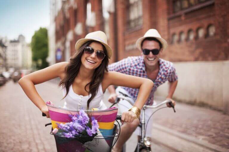 ζευγάρι σε ποδήλατα μείνετε φίλοι ο πρώην