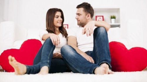 ζευγάρι που κάθεται στο πάτωμα - μείνετε φίλοι ο πρώην