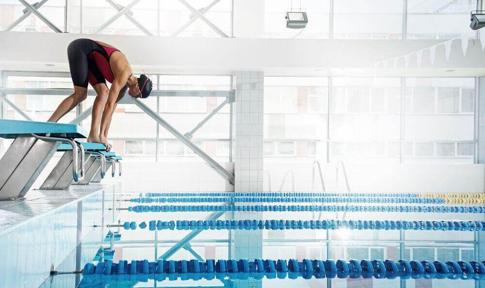 Μια άσκηση για όλο το σώμα αθλητής που ετοιμάζεται να πηδήξει στην πισίνα