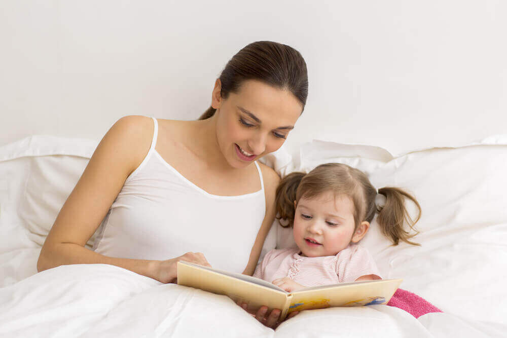 μητέρα που διαβάζει με την κόρη της στο κρεβάτι, γλωσσικές διαταραχές
