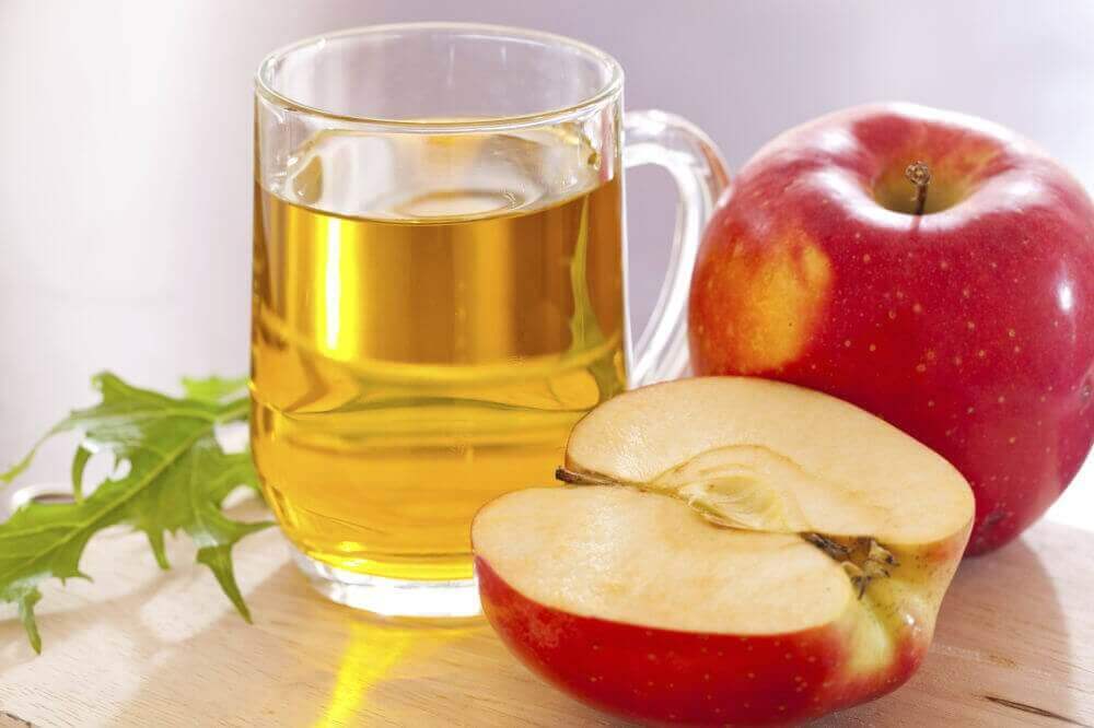 Αντιμετωπίσετε το λιπώδες ήπαρ - Μηλόξυδο σε δοχείο και μήλα