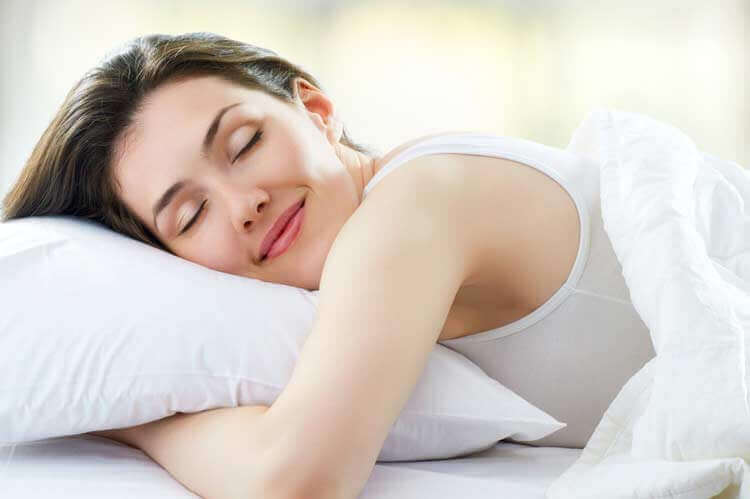 Αντιμετωπίστε τον μυοσπασμό στον αυχένα - Γυναίκα κοιμάται χαρούμενη