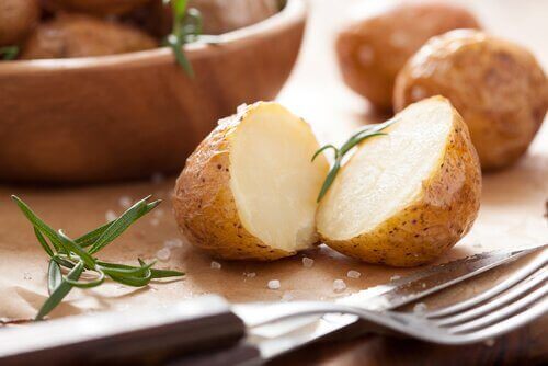 νόστιμα φαγητά Πατάτες στον φούρνο με αλάτι