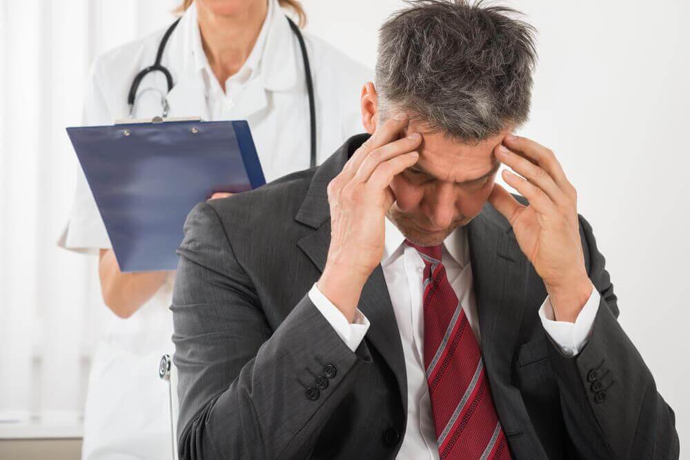 Αιτίες πονοκεφάλων - Άνδρας με πονοκέφαλο