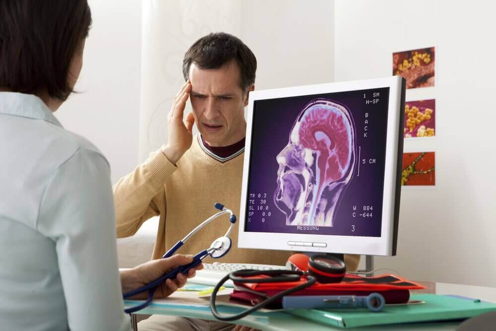 Αιτίες πονοκεφάλων - Γιατρός μιλά σε ασθενή με πονοκέφαλο