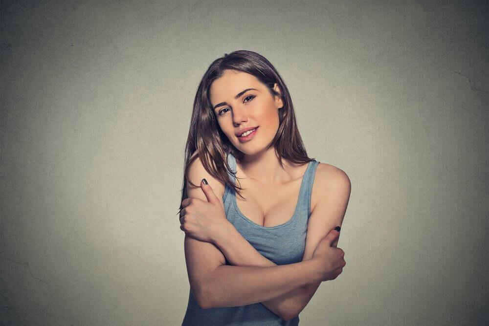 προσελκύσετε θετική ενέργεια γυναίκα που αγκαλιάζει τον εαυτό της
