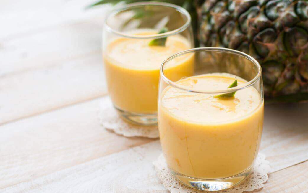 Σμούθι κατά της κατακράτησης υγρών - Σμούθι με ανανά σε ποτήρια
