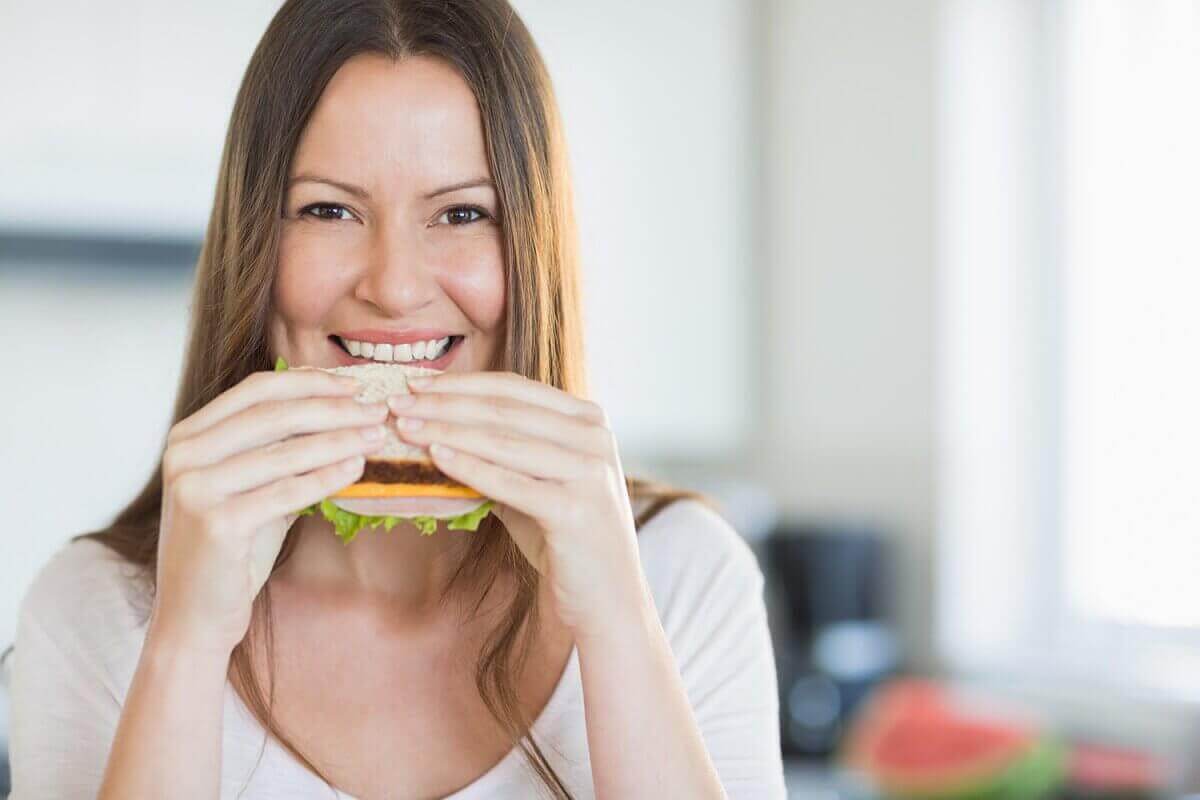 Πρωινά που συνιστώνται - Γυναίκα τρώει σάντουιτς