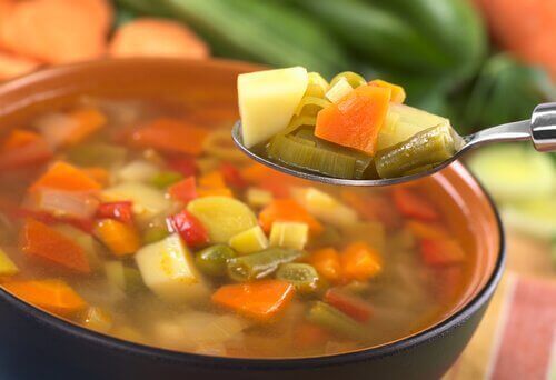 νόστιμα φαγητά σούπα λαχανικών και κουτάλι