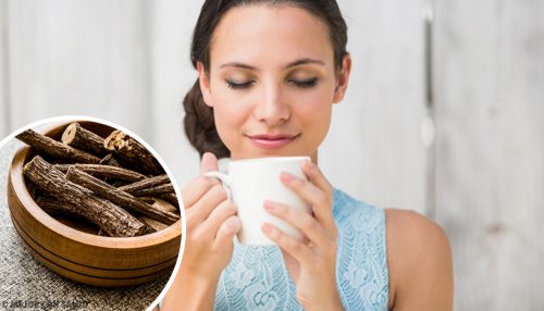 γυναίκα που πίνει τσάι από γλυκόριζα αντιμετωπίσετε τη γαστροοισοφαγική παλινδρόμηση