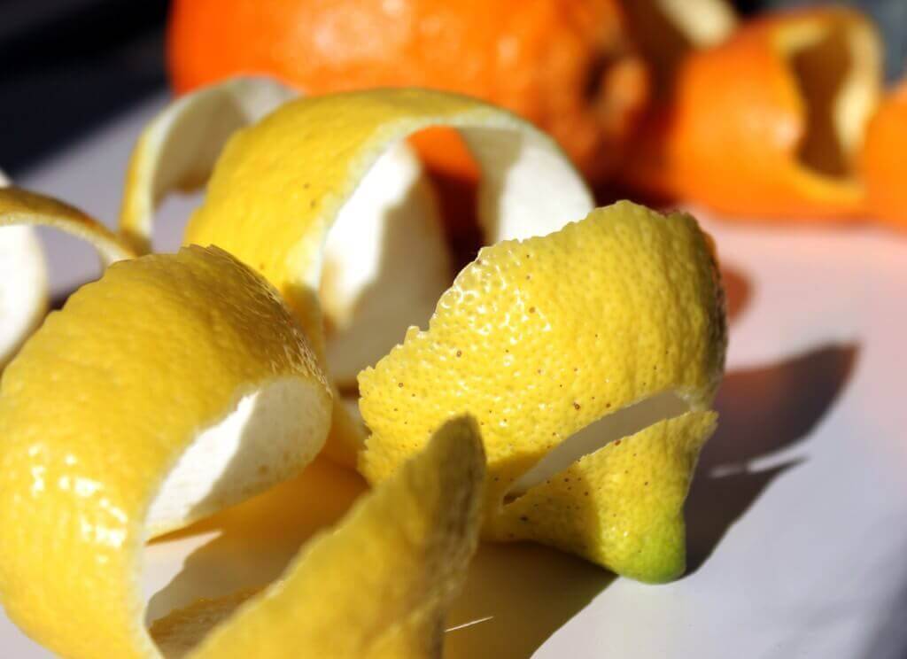 που κρύβονται στα λεμόνια φλούδες από λεμόνια και πορτοκάλια