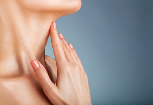 λαιμός γυναίκας και χέρι