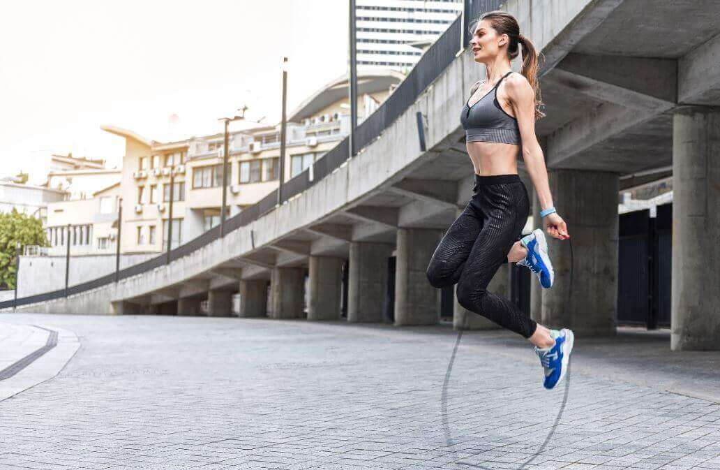 γυναίκα που κάνει σχοινάκι, ασκήσεις αερόβιας γυμναστικής