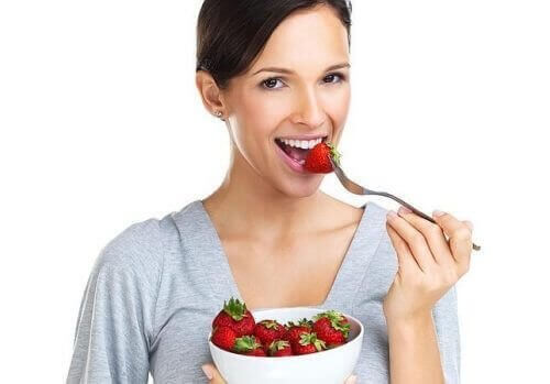 Πώς θα κάνετε λεύκανση δοντιών: φράουλες