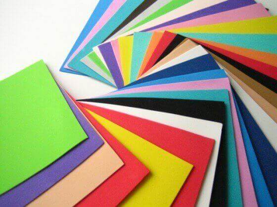 Αφρώδες χαρτί σε διάφορα χρώματα