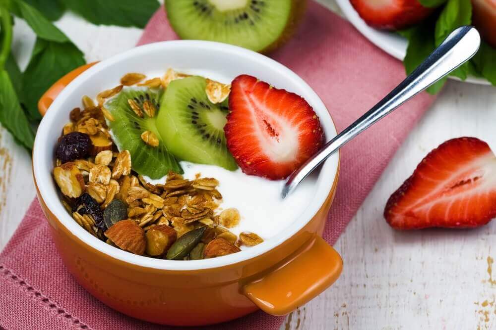 πρωινά για ασθενείς με διαβήτη - Γιαούρτι με ξηρούς καρπούς και φρούτα